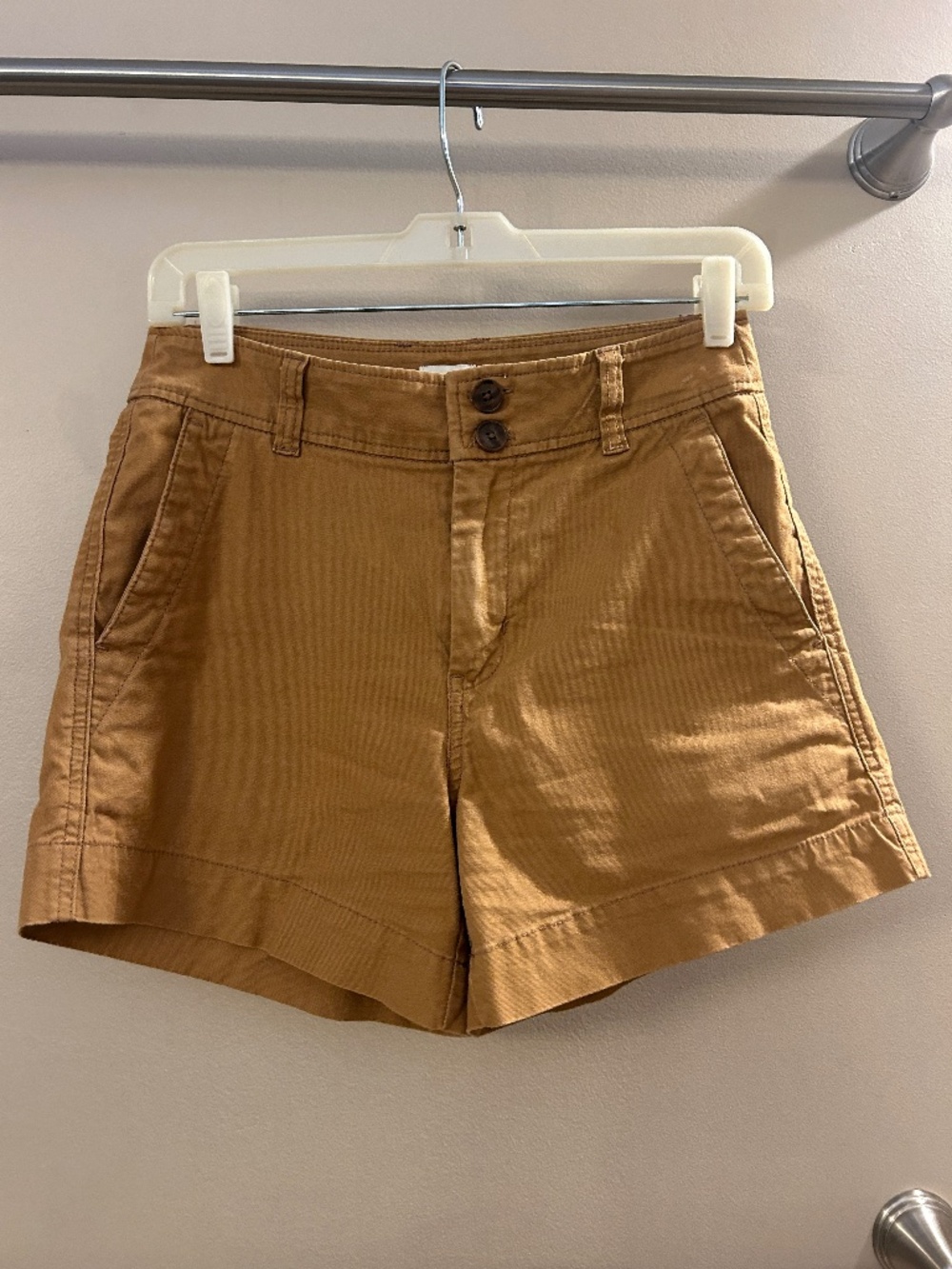 Classic Khaki Shorts in Stretch Cotton
